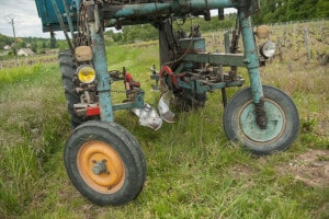 Zoom sur les socs du tracteur qui creusent des sillons