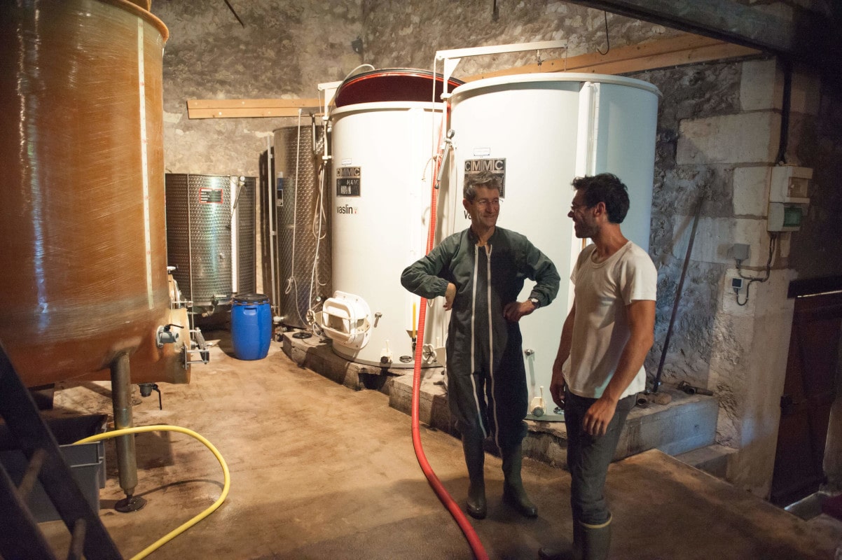 Les viticulteurs discutent devant les cuves
