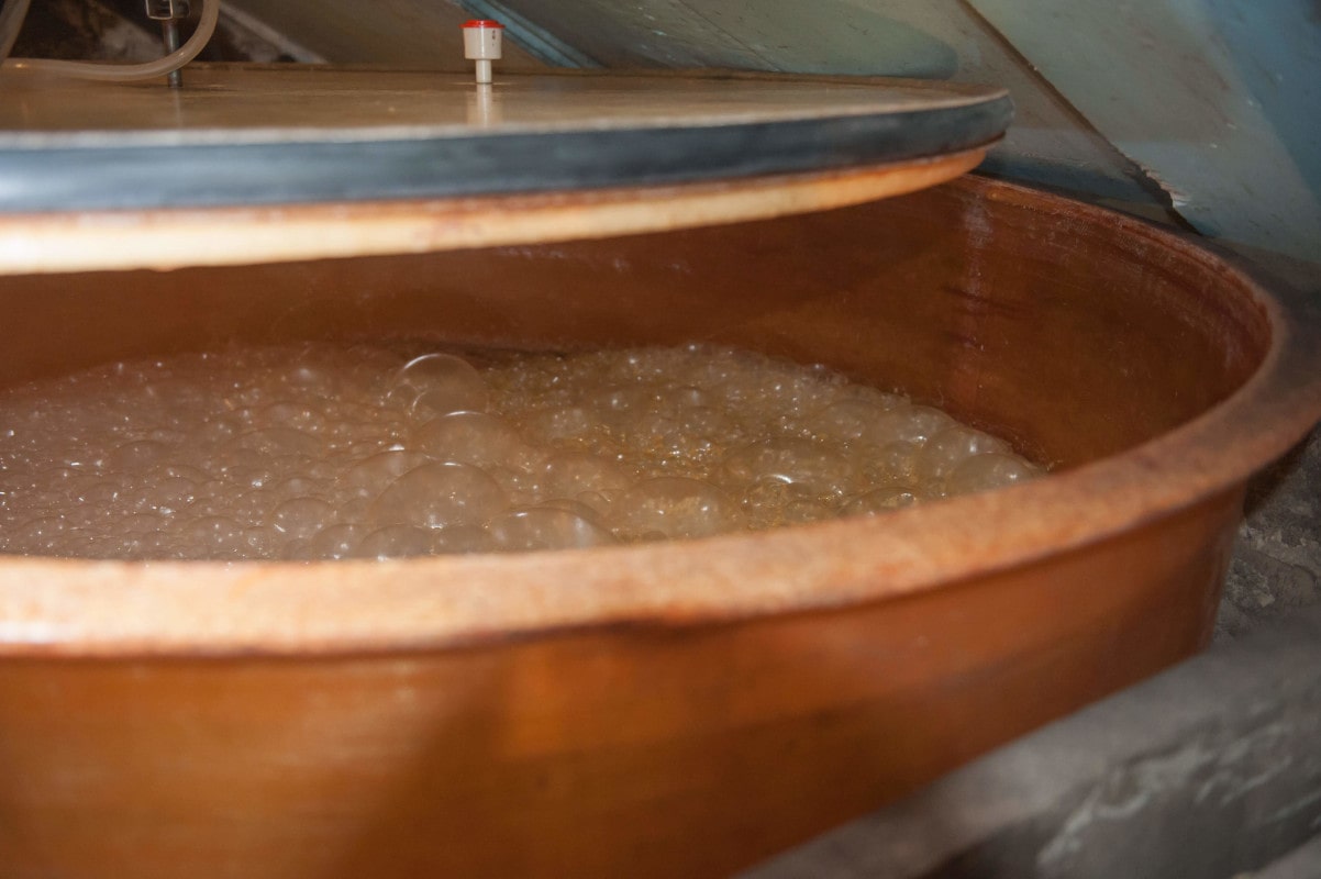 Des bulles se forment dans la cuve