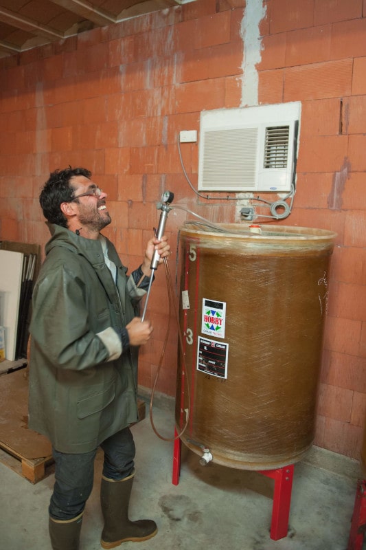 Le viticulteur vérifie la pression